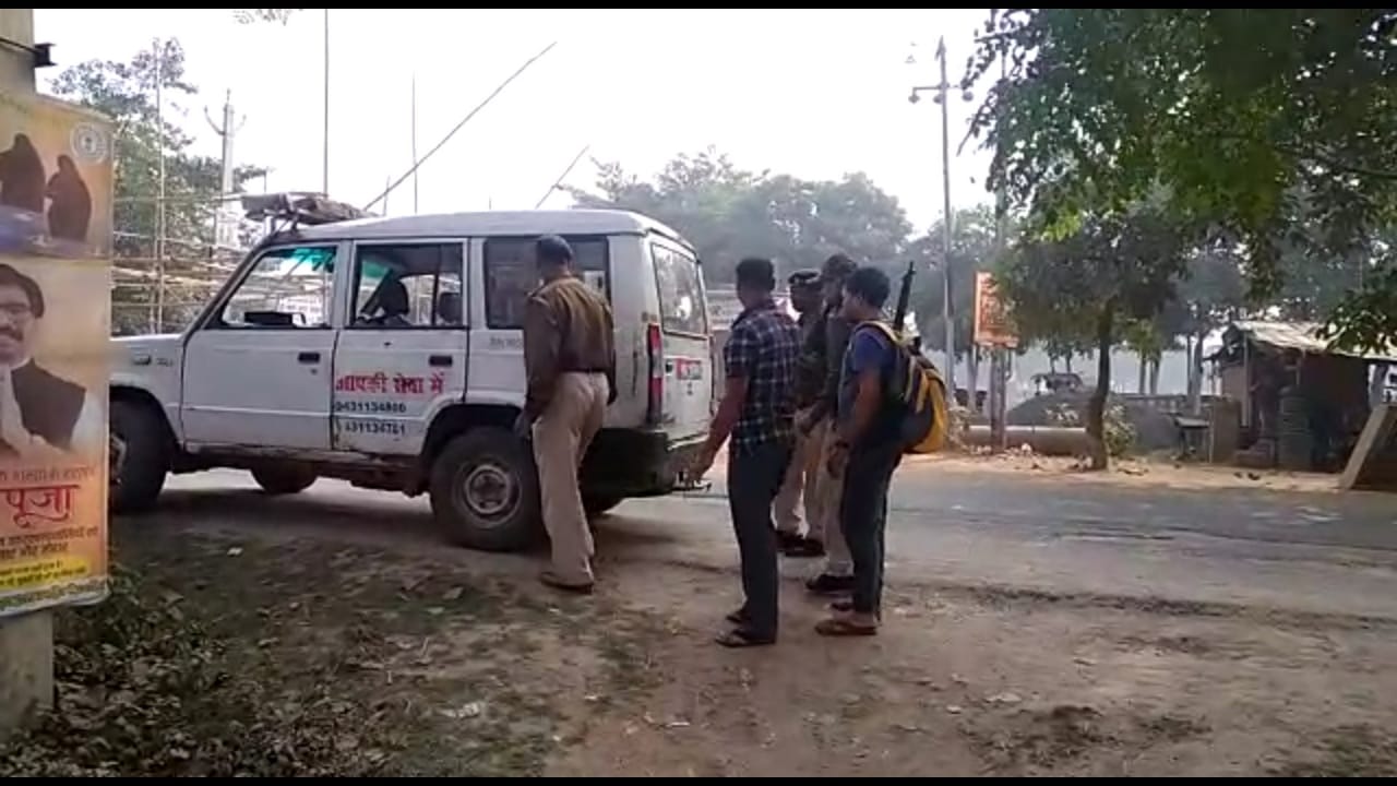 गोड्डा में बाइक से ले जा रहे थे बोरी भर अंग्रेजी शराब, फिर ऐसे जब्त हुआ माल