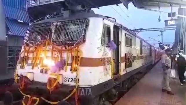 150 साल में पहली बार रांची से गिरिडीह ट्रेन का परिचालन शुरू, ट्रेन में लगे विस्टाडोम कोच से कर सकेंगे सौन्दर्य नजारों का दीदार 