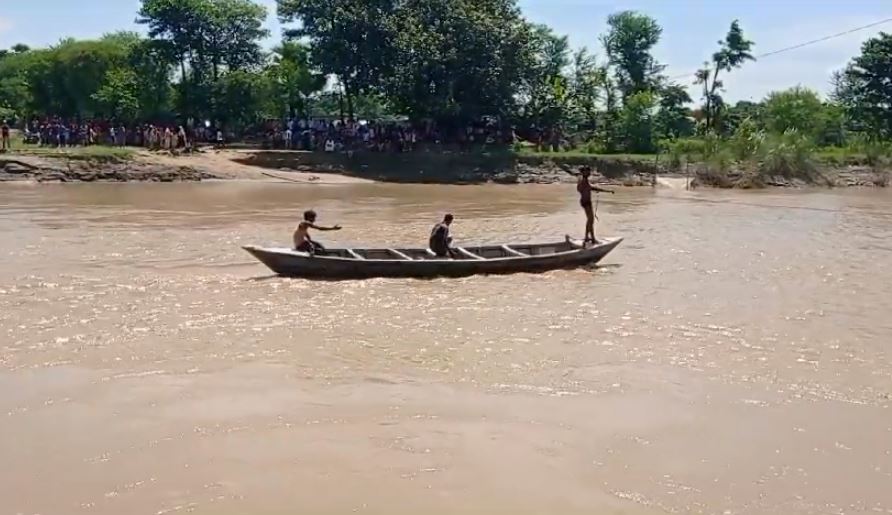 BREAKING: मुजफ्फरपुर में बच्चों से भरी नाव नदी में पलटी, खोजबीन जारी