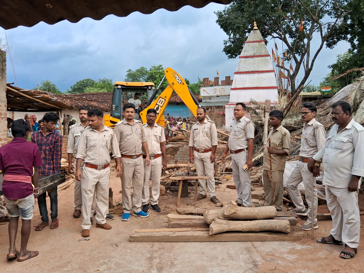 अवैध आरा मिल पर वन विभाग एवं सारठ थाना की संयुक्त कार्यवाई, बेशकीमती लकड़ी सहित आरा मिल जप्त
