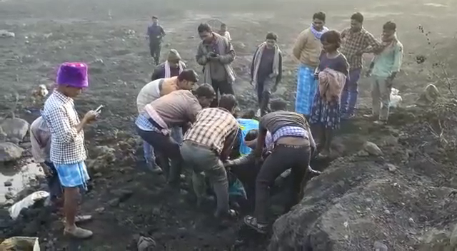 खदान में कोयला चुनने गए थे दो बच्चे और एक महिला, एक की मौत