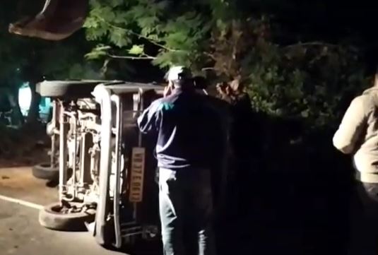 शिकारीपाड़ा में पिकअप वैन से नक्सलियों तक पहुंचाया जा रहा था तबाही का सामान !