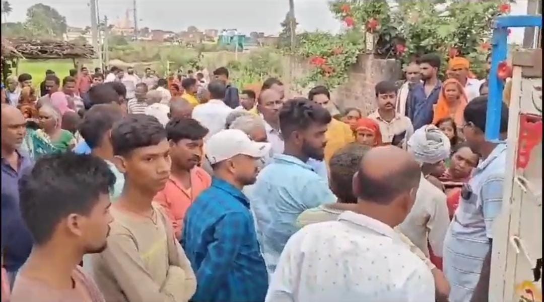 हैवानियत की हद! सनकी पति ने पत्नी को आग में झोंका, बचाने गई मां भी झुलसी, जानें घटना की वजह   