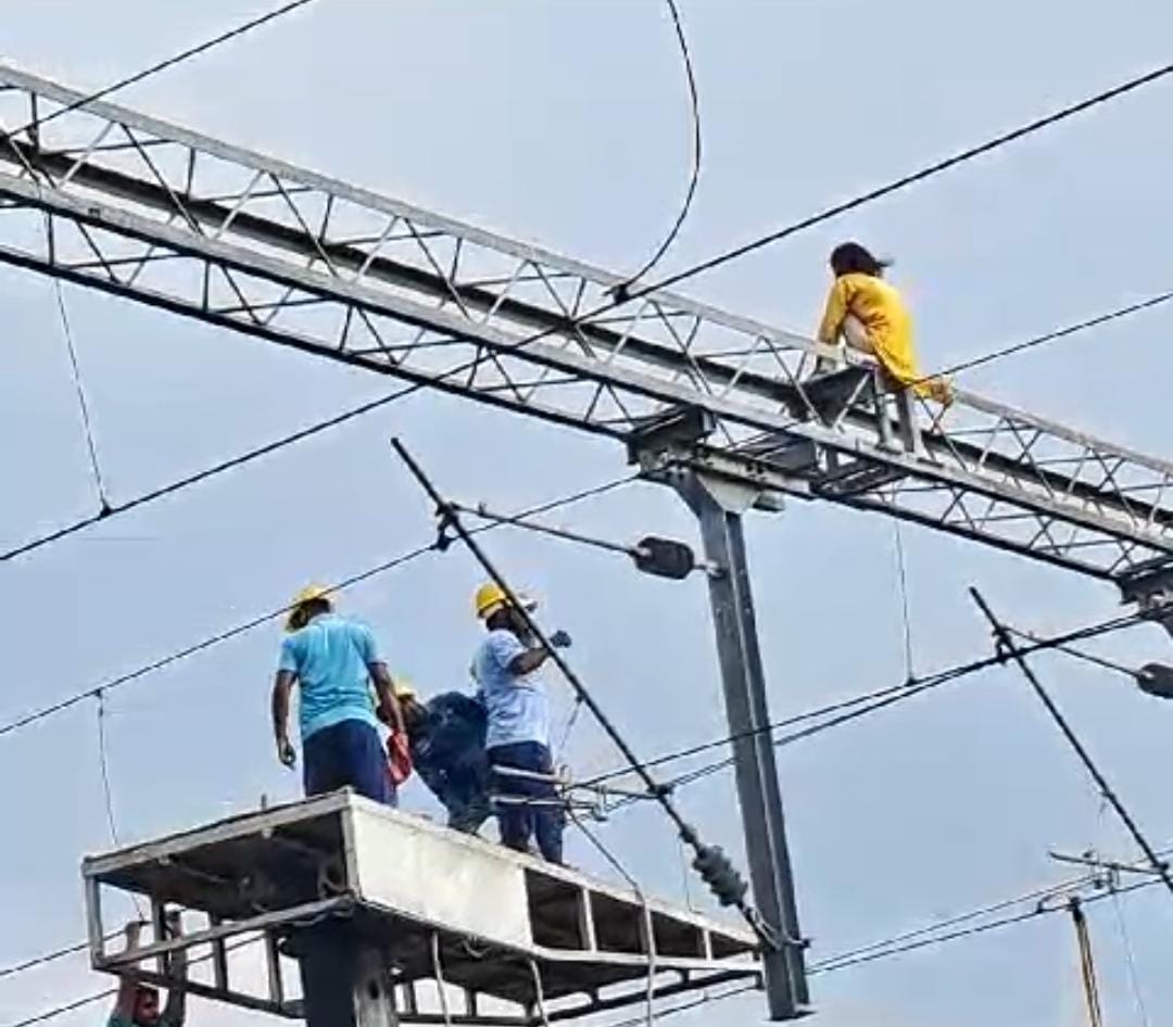 युवती ने पारिवारिक विवाद में उठाया ऐसा कदम कि रेलवे के पदाधिकारियों के छूट गये पसीने, पढ़ें पूरी खबर