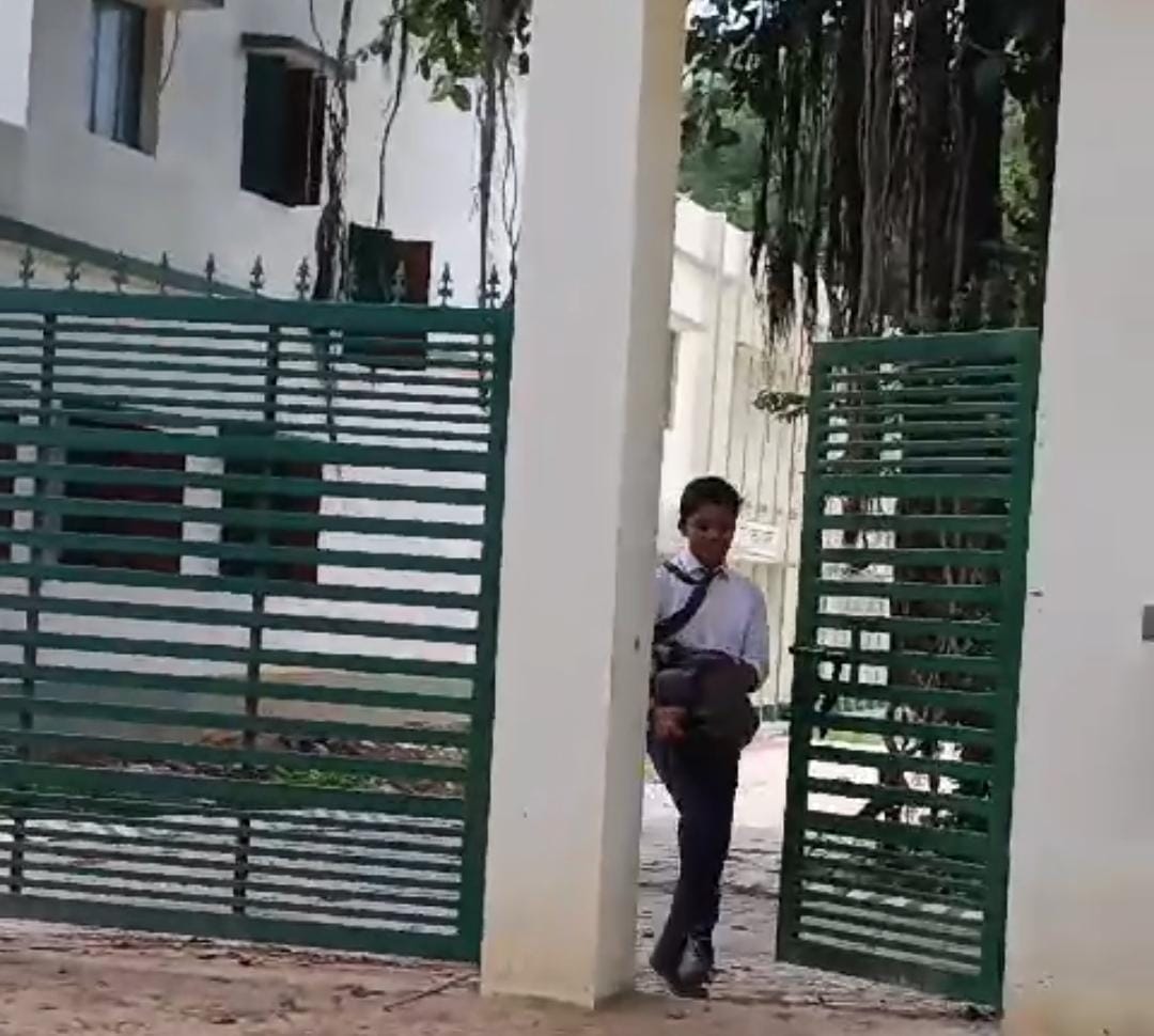 ऐसे कैसे पूरा होगा टाईगर का सपना, जब स्कूलों का रहेगा ये हाल, जानें स्कूल से भागते बच्चों के वायरल वीडियो का सच   