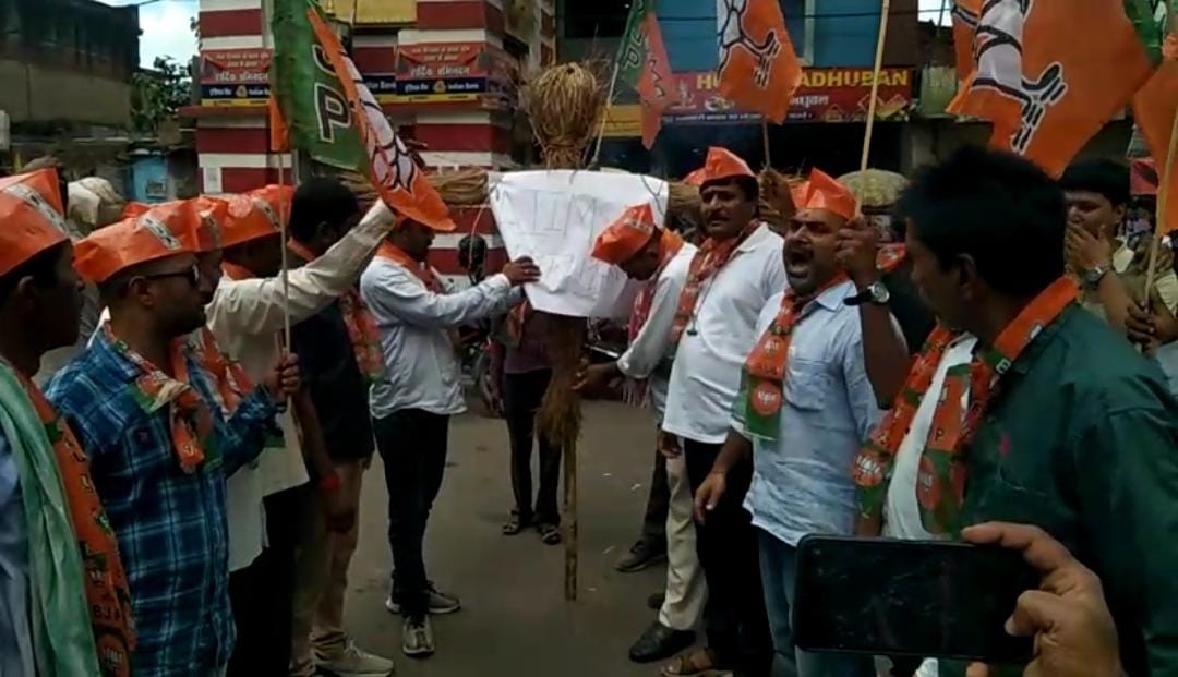 देवघर में बीजेपी नगर कमिटी ने फूंका एम्स प्रबंधन का पुतला, जानें क्यों लगाया दलाली करने का आरोप   