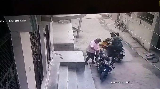 बैंक से पैसा निकाल कर घर आ रहा था व्यवसाई, झपटमार गिरोह ने उड़ाया बैग