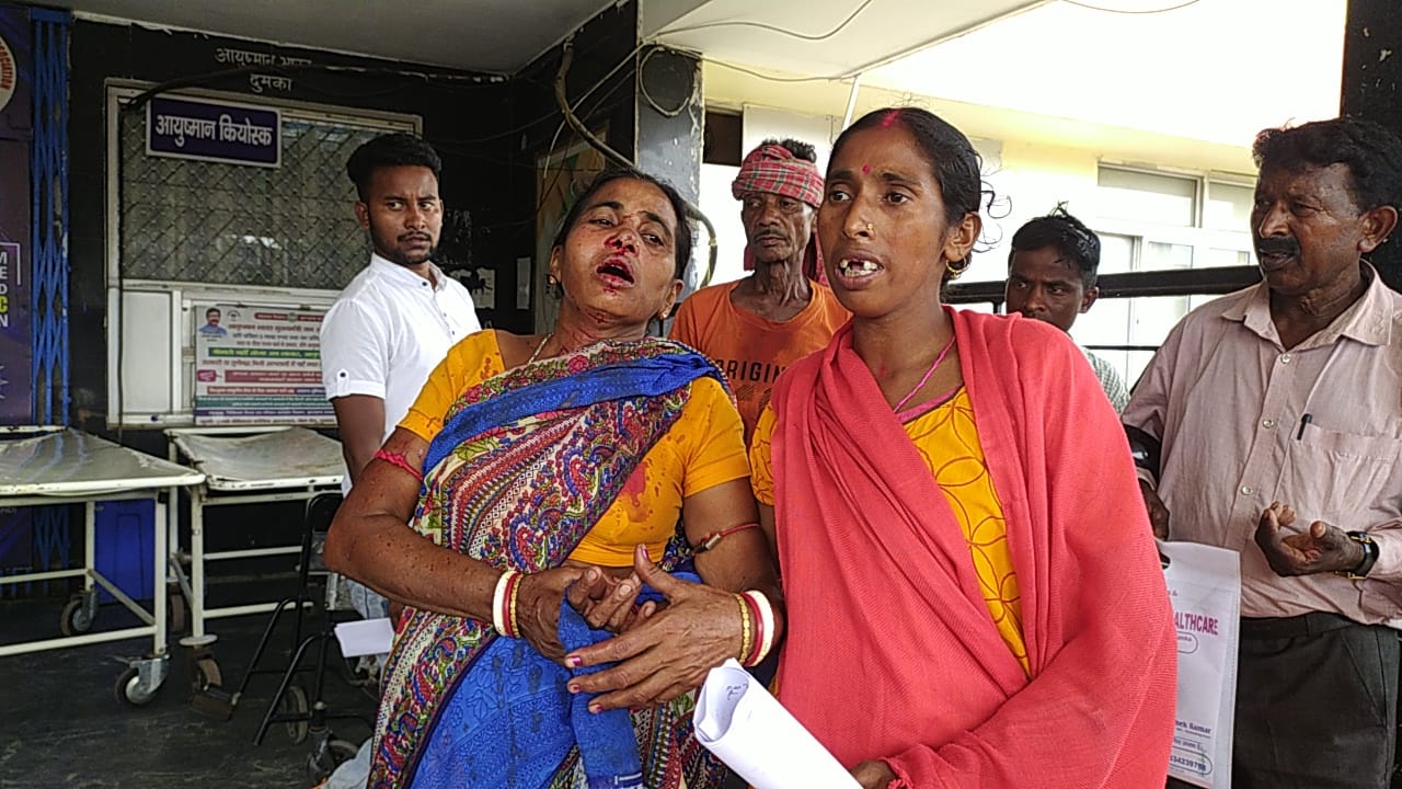 जमीन विवाद में खूनी संघर्ष, जमकर हुई पत्थरबाजी, दंपत्ति घायल