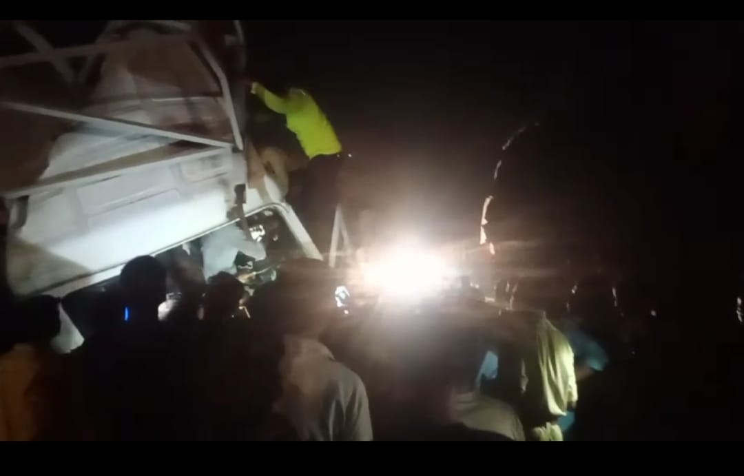 DHANBAD!!दहलने से बच गया बरवाअड्डा:टैंकर ने ट्रक को ठोका ,जानिए फिर क्या हुआ 