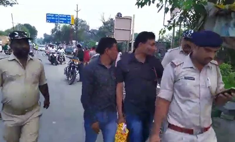 रांची में जमीन माफिया पर चला पुलिस का डंडा, गिरफ्तार कर पैदल ही बाज़ार घुमाते ले गई पुलिस