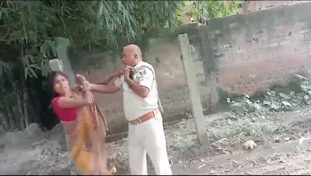 महिलाओं के आगे लाचार हुई बिहार पुलिस! आरोपी को पकड़ने गई पुलिस पर टूट पड़ी महिलाएं, पढ़ें विस्तार से