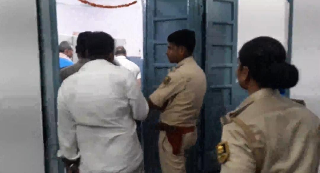 बिहार में आरोपी पुलिस वालों को मिलता है VVIP ट्रीटमेंट! पढ़ें कैसे साथी पुलिसवालों ने भ्रष्ट पुलिसवालों के चक्कर में कराई डबल फजीहत
