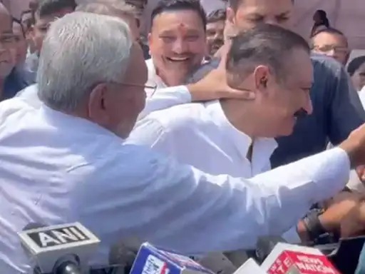 मीडिया को बंधनों से मुक्त करवायेंगे तेजस्वी! देखिये कैसे कंधे पर नीतीश का हाथ पड़ते ही लगाई जीत की हुंकार