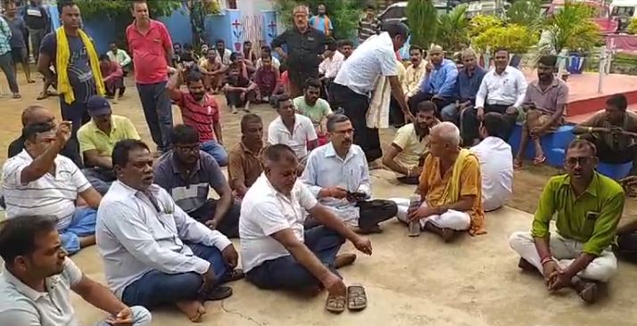 दुमका बस स्टैंड मारपीट मामला:  कल हुए हाई वोल्टेज ड्रामा के बाद आज भी विरोध जारी, लोगों ने सड़कों पर आवागमन किया बाधित