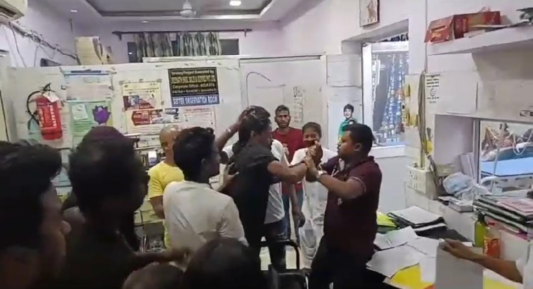 आधी रात को जंग के मैदान में तब्दील हुआ एमजीएम अस्पताल, जानें क्यों डॉक्टर की लात घूसों से हुई पिटाई