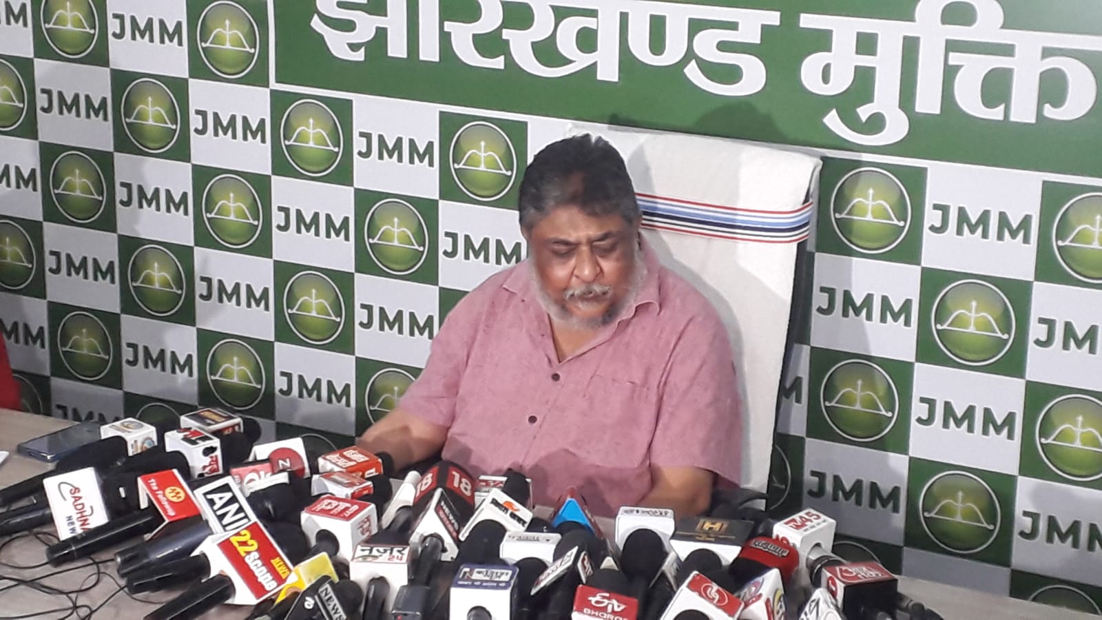 झामुमो ने भाजपा को बताया मनुवादी, कहा- भाजपा के गन पॉइंट पर अल्पसंख्यक, दलित और आदिवासी