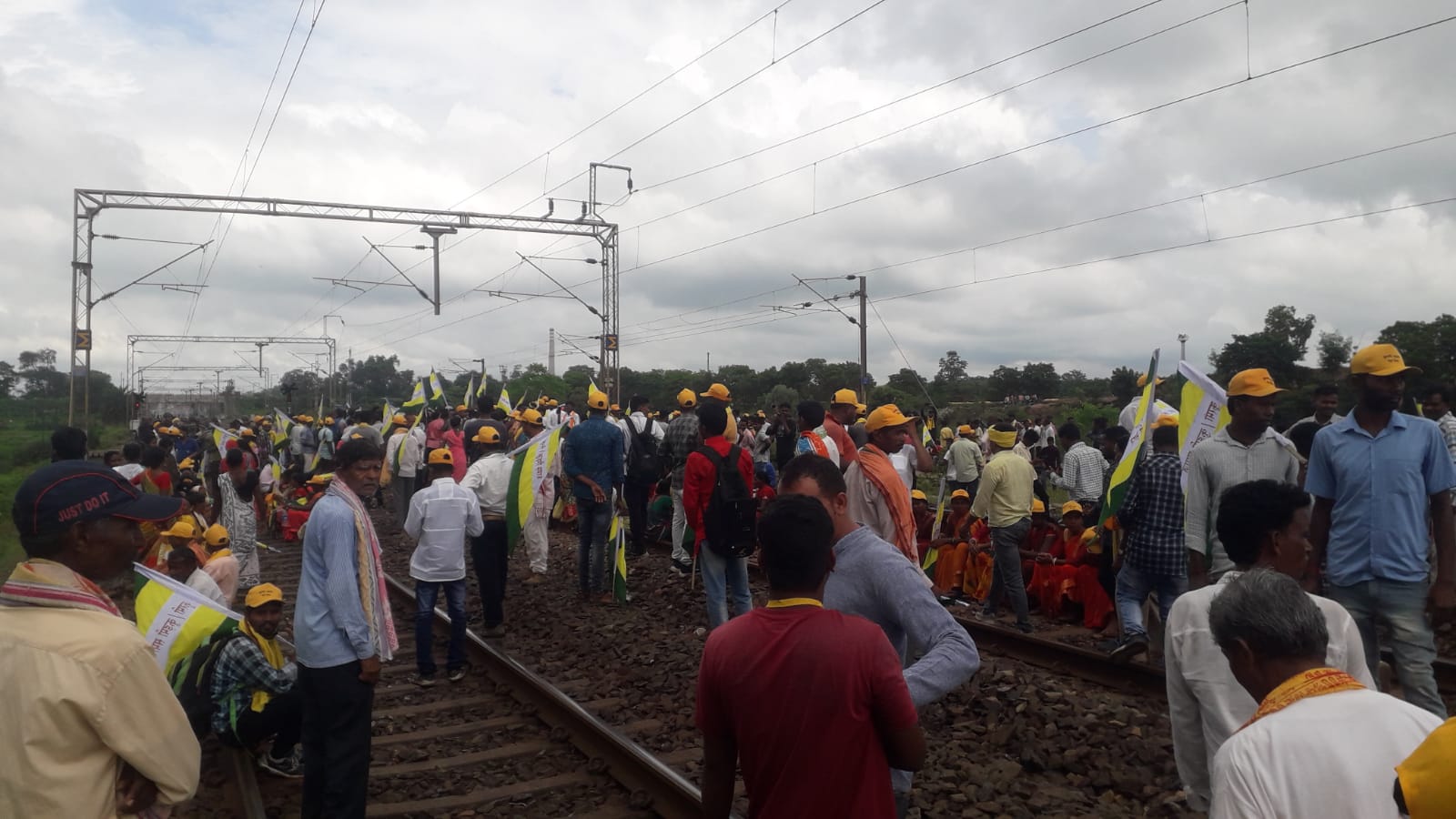 हजारों की संख्या में मूरी जंक्शन पर गोलबंद हुए कुड़मी समाज, रांची- हावड़ा रेलवे ट्रैक को किया जाम 