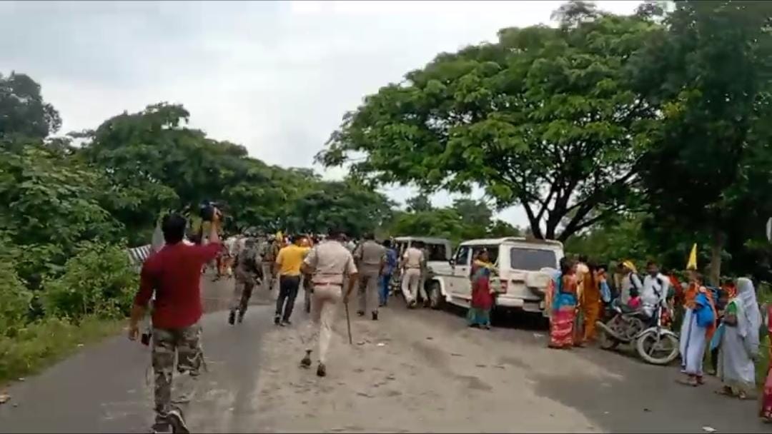 Saraikela  kudmi andolan update: आंदोलनकारियों की पत्थरबाजी में 4 पुलिसकर्मी घायल, मची भगदड़