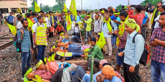 9 घंटे बाद रेलवे ट्रेक से हटे आंदोलनकारी,  कुड़मी समाज ने आंदोलन किया स्थगित, 25 तारीख को होगी वार्ता 