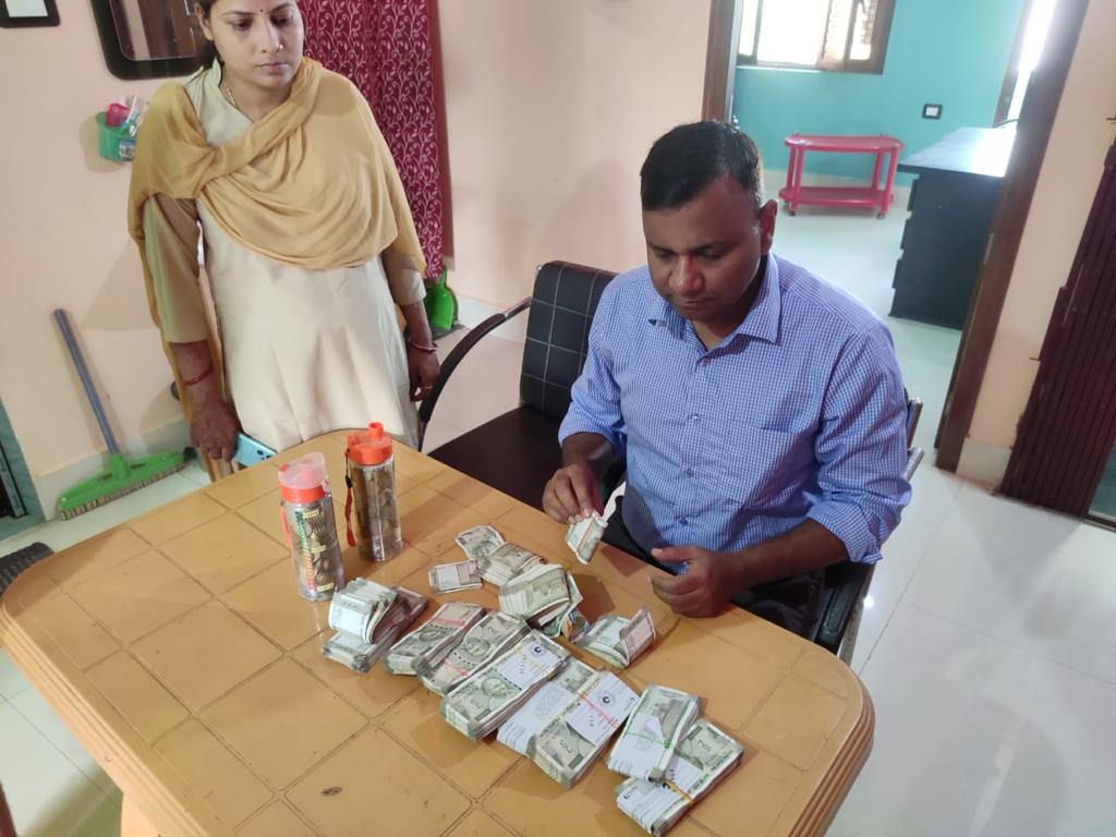 आय से अधिक संपत्ति मामले में विद्युत कार्यपालक अभियंता के ठिकानों पर SVU की छापेमारी, 25 लाख नगदी सहित कई दस्तावेज बरामद 