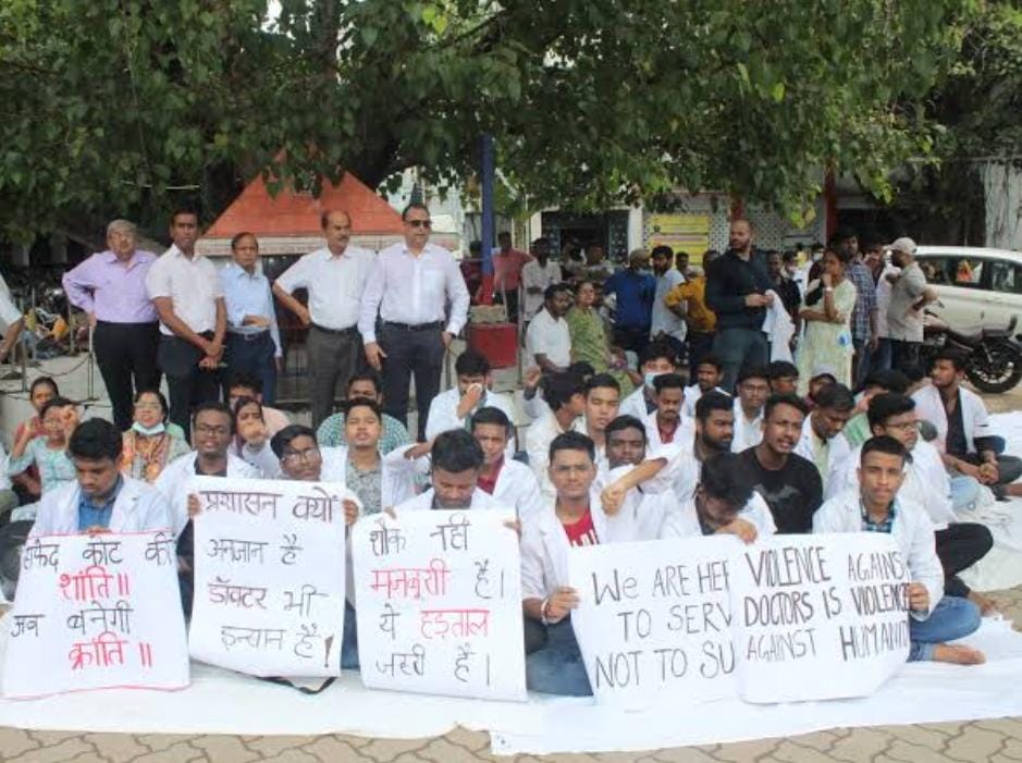 Jamshedpur: एमजीएम के डॉक्टरों की हड़ताल खत्म, 4 आरोपियों की गिरफ्तारी के बाद काम पर लौटे डॉक्टर