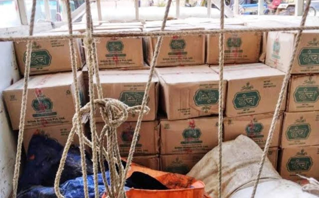 यूपी-बिहार बॉर्डर से 253 लीटर अंग्रेजी शराब जब्त, एक तस्कर गिरफ्तार