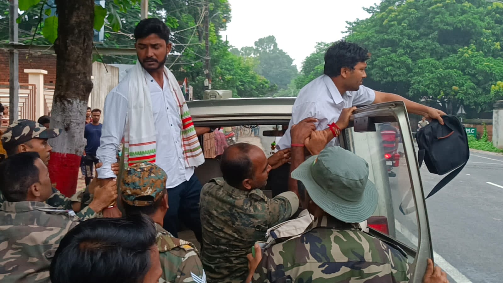 देवघर के इस स्कूल में शिक्षक ने छात्रा से की छेड़खानी, कार्यवाई की मांग को लेकर विद्यार्थी परिषद का प्रदर्शन