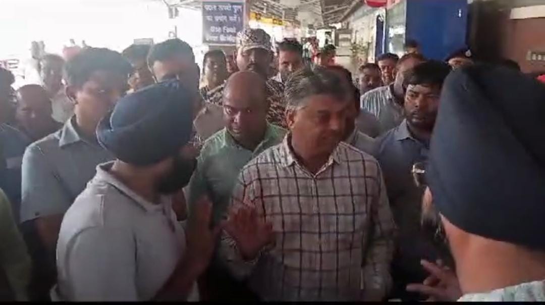 Jamshedpur:जर्जर रेलवे ब्रिज और सड़क रोजाना ले रहा है लोगों की जान, रेलवे विभाग को नहीं है परवाह, लोग आंदोलन करने को बाध्य   