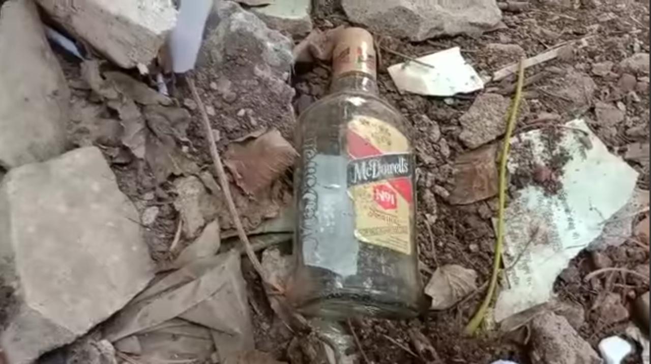 बिहार में शराब बंदी के सभी दावे फेल ! विधानसभा परिसर में ही मिली शराब की बोतलें ! 