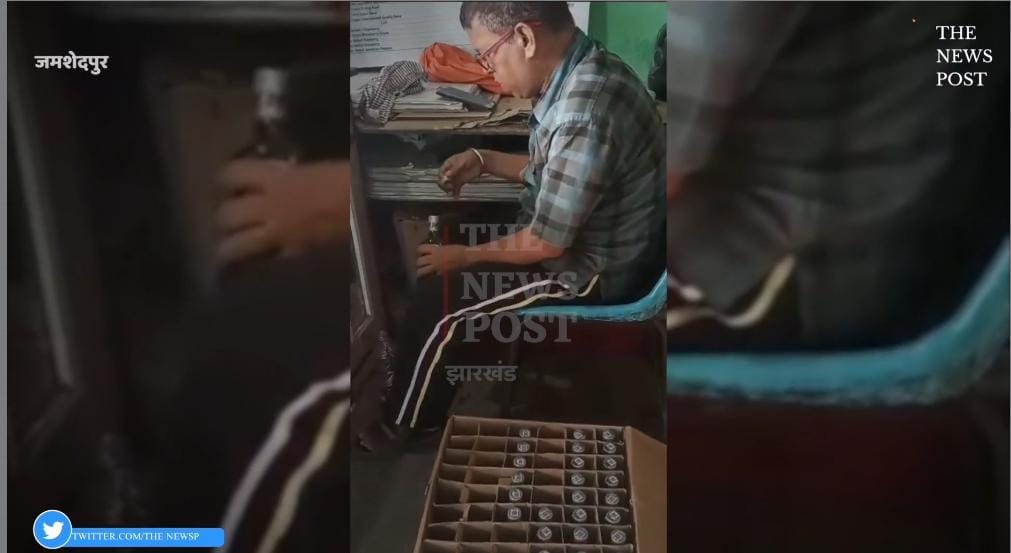 Saraikela:द न्यूज़ पोस्ट की खबर का असर, कुछ ही घंटों में मिलावटी शराब बेचने के मामले में उत्पाद विभाग हुआ रेस, दो गिरफ्तार   