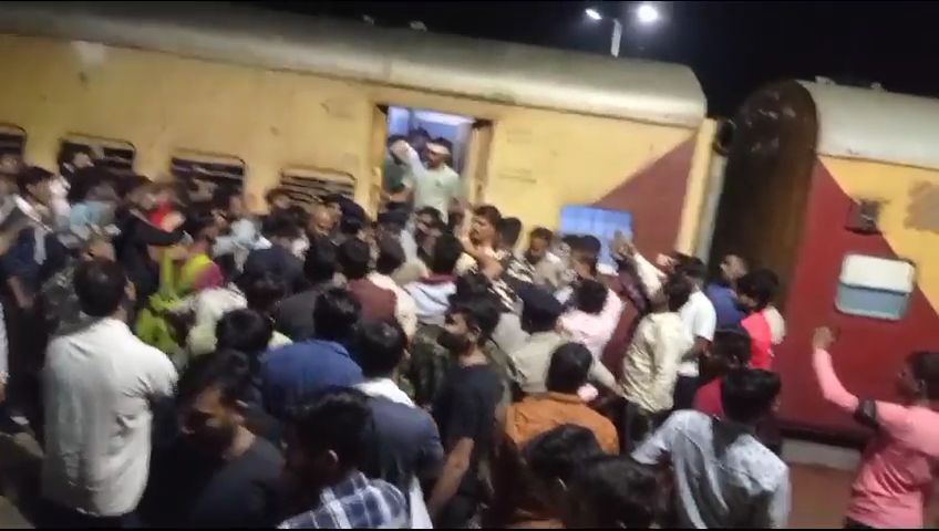 Train Robbery : लातेहार स्टेशन के बीच ट्रेन में लूटपाट, कई राउंड चली गोलियां