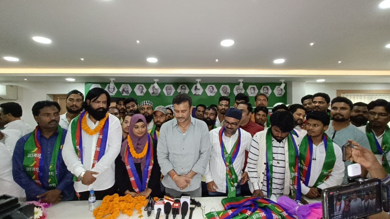 जेएमएम- कांग्रेस से मोहभंग! सामाजिक संगठन आमया के एस. अली ने  सैंकड़ों समर्थकों के साथ थामा आजसू का दामन