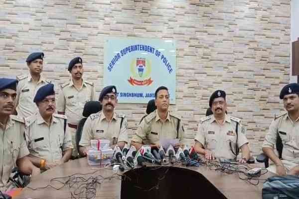 स्क्रैप व्यवसाई के आवास पर फायरिंग करने वाले तीन आरोपी गिरफ्तार, हथियार बरामद