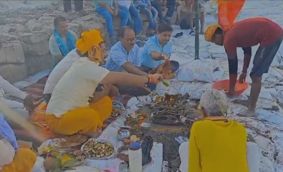 बगहा: प्रशासन से हारकर अब लोगों ने लिया भगवान का सहारा, नारायणी नदी के कहर से बचाव को लेकर की गई पूजा अर्चना 