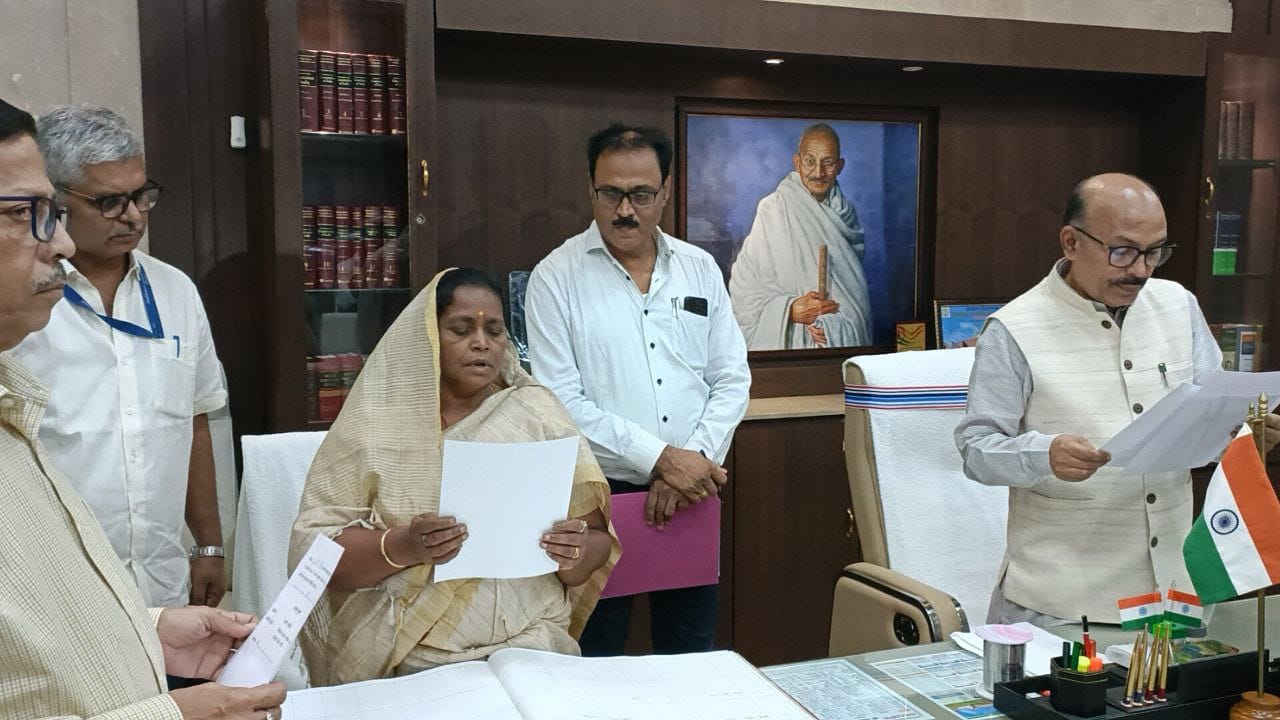 नव निर्वाचित मंत्री बेबी देवी को विधानसभा अध्यक्ष ने दिलाई शपथ, टाइगर को याद कर हुईं भावुक
