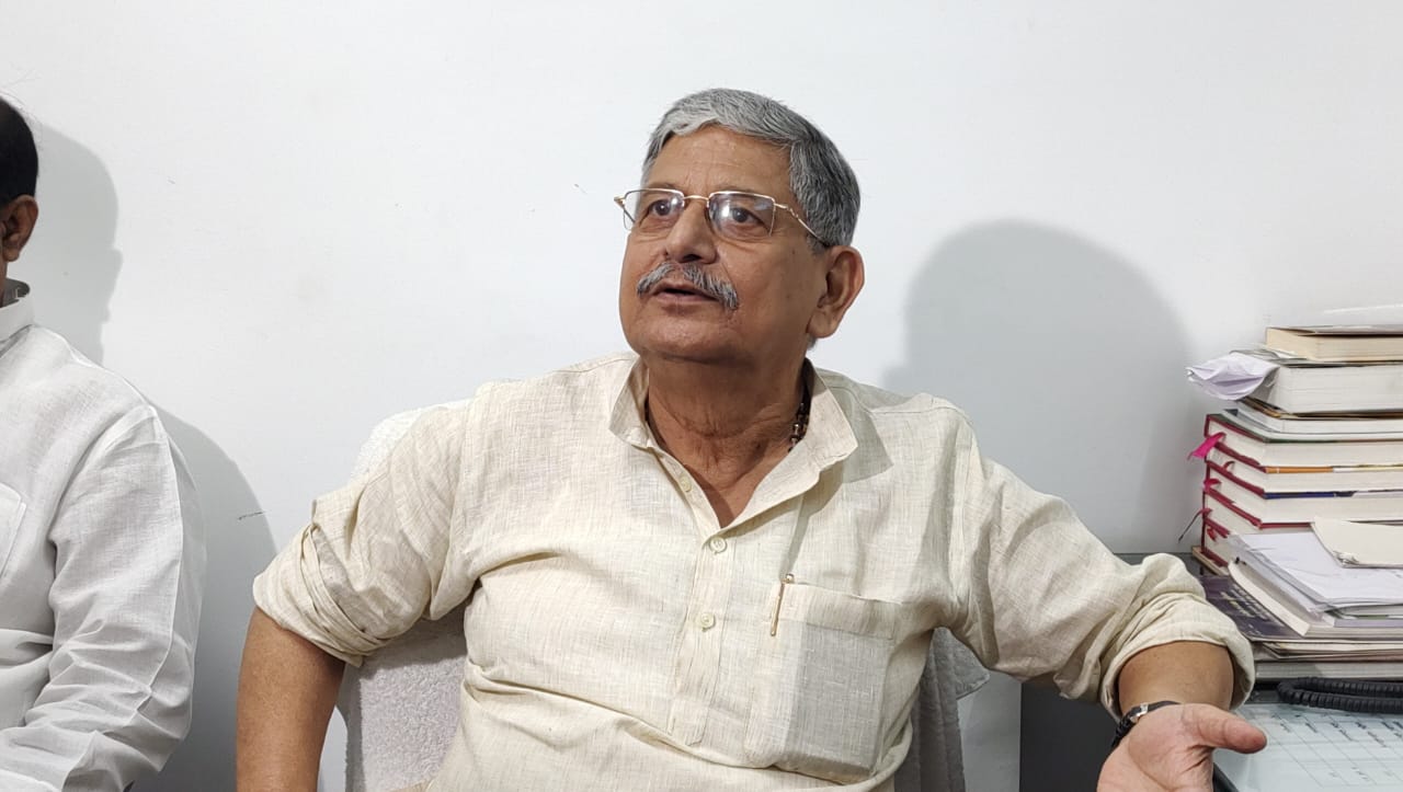 मनोज झा के समर्थन में उतरे मनोज सिंह, कहा भाजपा का काम ही है भ्रम फैलाना