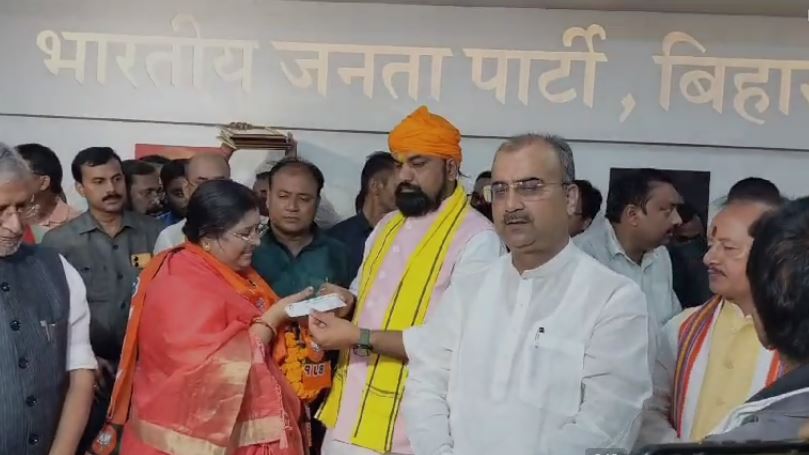 बक्सर में दूसरे दल के सैकड़ों कार्यकर्ताओं ने थामा बीजेपी का दमन, बीजेपी प्रदेश अध्यक्ष सम्राट चौधरी ने दिलाई सदस्यता 