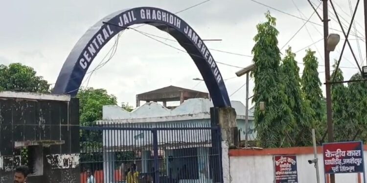 जमशेदपुर : घाघीडीह सेंट्रल जेल में कैदी ने छत से कूदकर की आत्महत्या, जानिए वजह