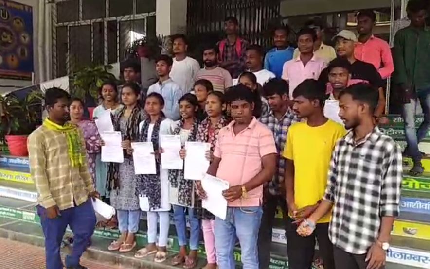 दुमका डीसी को छात्रों का अल्टीमेटम, रसोइया औऱ रात्री प्रहरी पर छात्रों ने काटा बवाल 