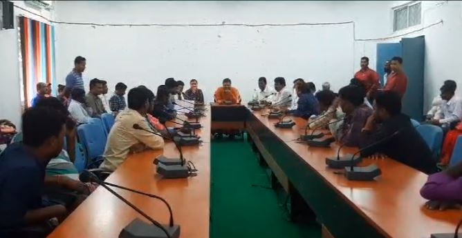 दुमका: बीजीआर कंपनी खोलना चाहती है कोल डंपिंग यार्ड, पंचायत प्रतिनिधियों और ग्राम प्रधानों की बैठक में नहीं बनीं बात  