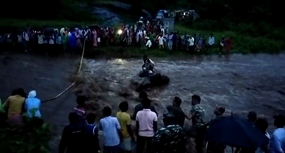 गिरिडीह :  स्कूल से घर जाने के दौरान नदी में फंसे दो बच्चे, सीआरपीएफ ने बचाई जान