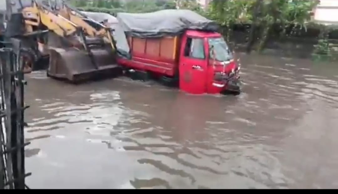 झारखंड  की आर्थिक राजधानी धनबाद की यह भी है एक तस्वीर ,जरा गौर से देखिये 