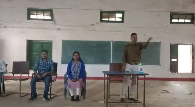 स्कूल कैंपस में पुलिस बता रही, अंधविश्वास से रहें दूर, डायन बिसाही जैसी बातों पर नहीं करें एतबार