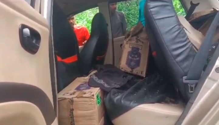 पटना का शराब तस्कर नशे में धुत चतरा में धराया, अंग्रेजी शराब से लदी कार पुलिस ने किया जब्त