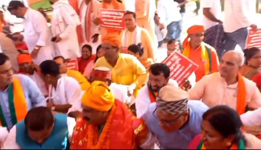 दरभंगा: धरना कार्यक्रम में टूटा मंच, बाल-बाल बचे नेता जी 