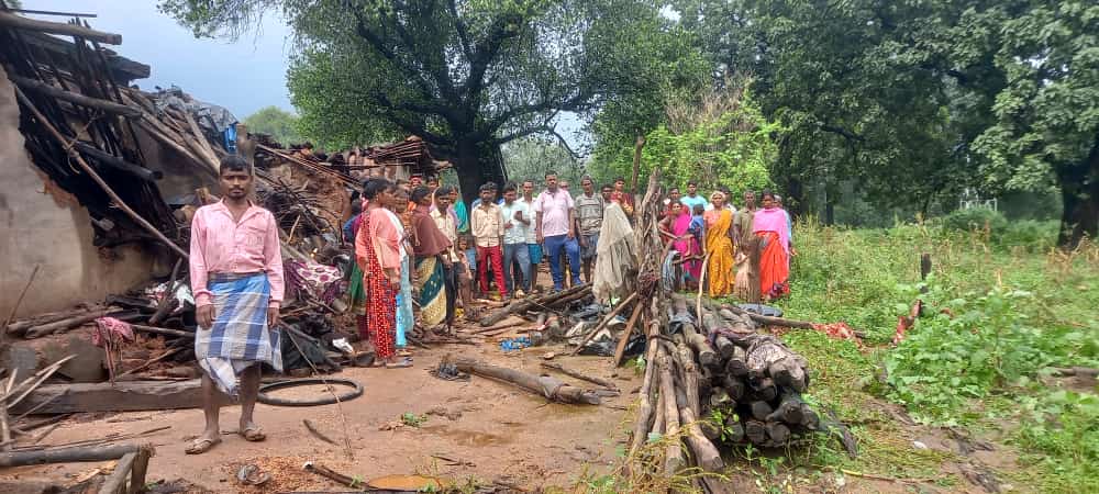 एक तरफ बारिश का कहर,तो दूसरी तरफ हाथियों का आतंक, ग्रामीणों सरकार से लगा रहे मदद की गुहार 