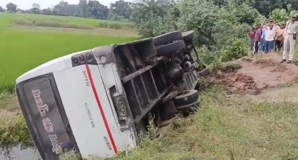 गोड्डा में बस पलटने से 11 लोग जख्मी, घायलों को निजी अस्पताल में कराया गया भर्ती