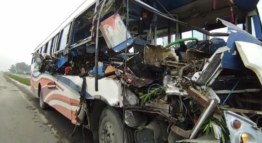 तीर्थ यात्रियों से भरी बस ट्रक से टकराई, एक महिला की मौत, 9 घायल
