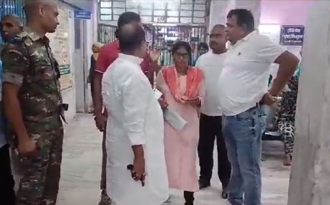 बिहार में JDU विधायक की दबंगई, हाथ में रिवाल्‍वर लेकर पहुंचे अस्‍पताल, ठोंक देने की दे डाली धमकी 