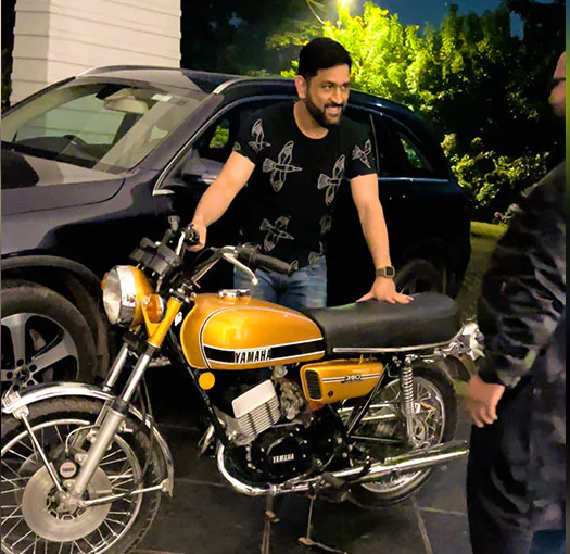 धोनी के कलेक्शन में शामिल हुई एक और विंटेज बाइक, सामने आई तस्वीर